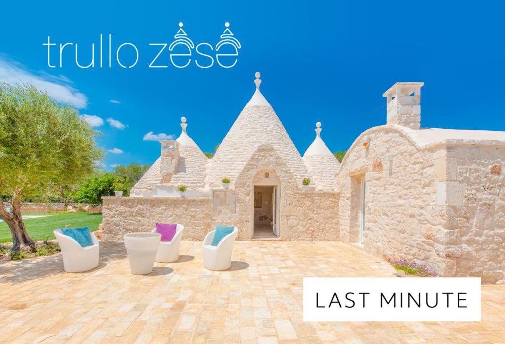 聖米凱萊薩倫蒂諾的住宿－Trullo Zese con Piscina Privata，一栋大楼前的别墅,配有四把椅子