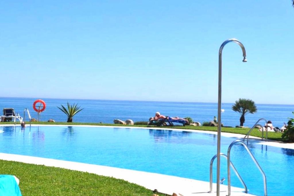Sitio de CalahondaにあるMI CAPRICHO BEACHFRONT- 9F Apartment with sea views - Costa del Solの海を背景にした大型スイミングプール