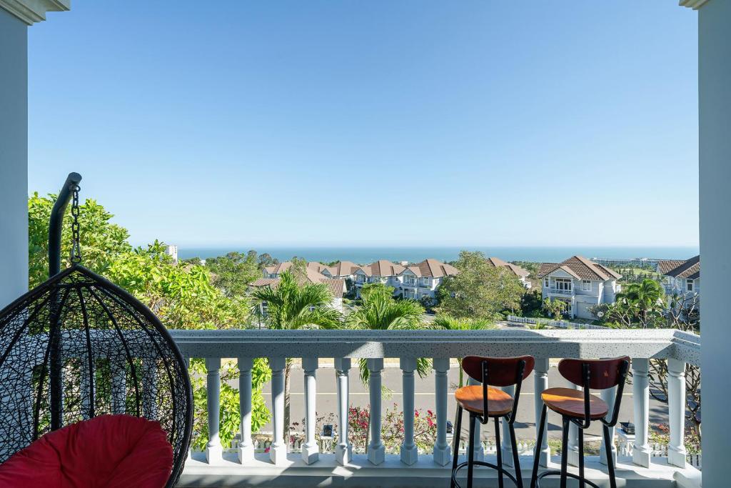 d'un balcon avec des chaises et une vue sur l'océan. dans l'établissement Casa Villa - Ocean View - Sealinks City Resort, à Phan Thiết