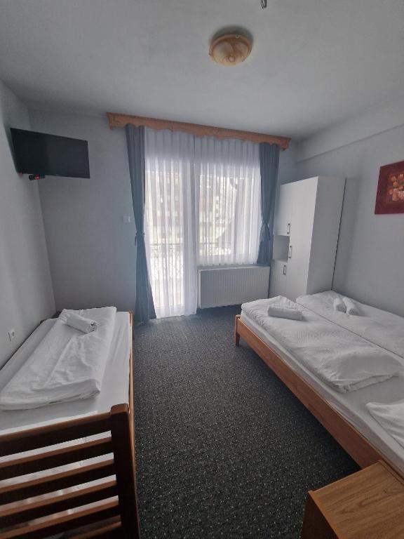 Postel nebo postele na pokoji v ubytování Apartments and Rooms Ski