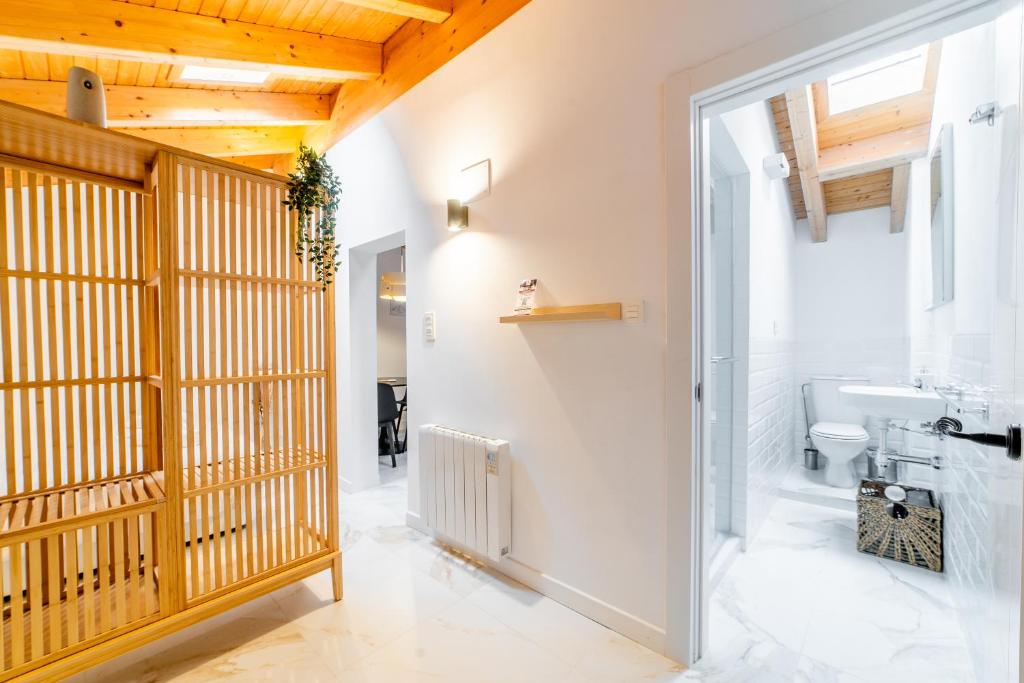 ein Bad mit einem Waschbecken und einem WC in einem Zimmer in der Unterkunft Ático Santa Clara in Burgos