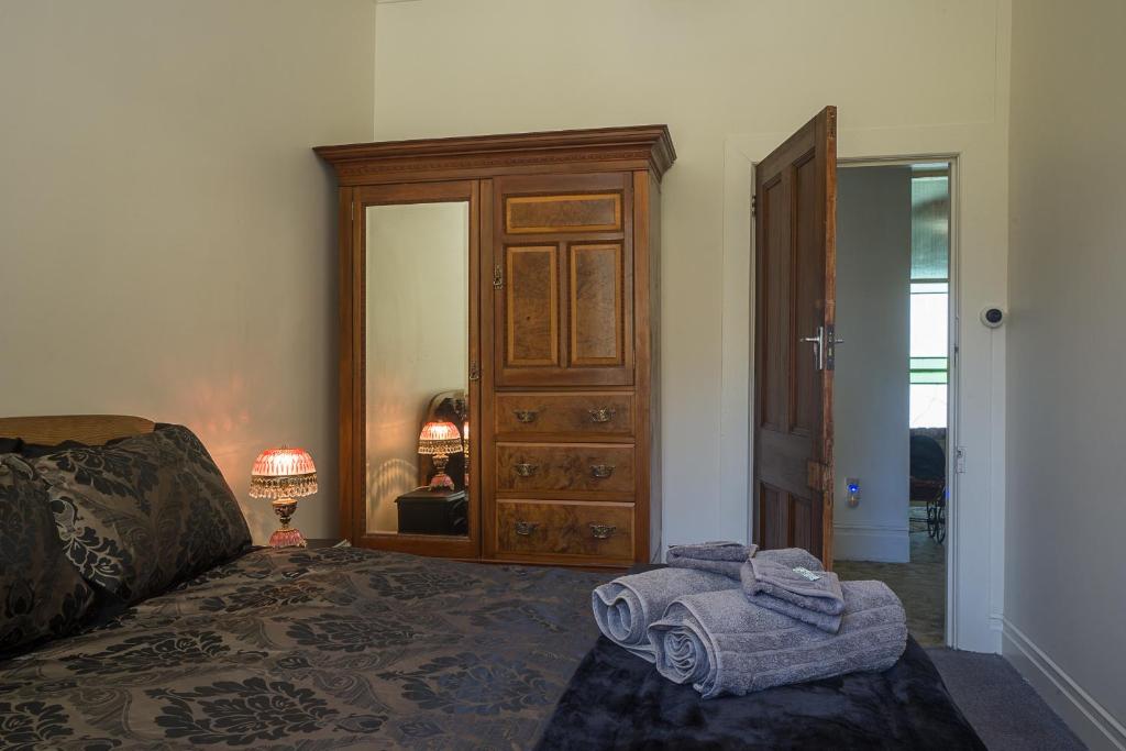 Postel nebo postele na pokoji v ubytování Otira Stagecoach Hotel