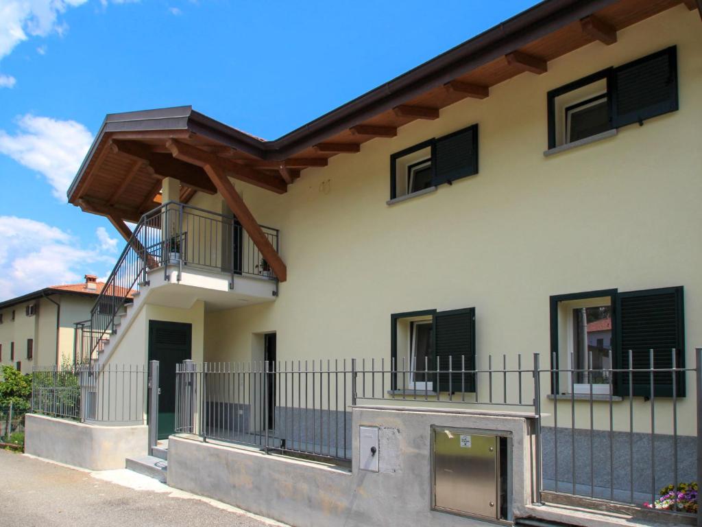 Edificio blanco con balcón y puerta en Apartment Cà Ben-2 by Interhome, en Dongo