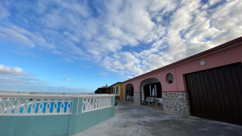 a house with a balcony with a view of the beach at Casa Pepa y Argeo in Villa de Mazo