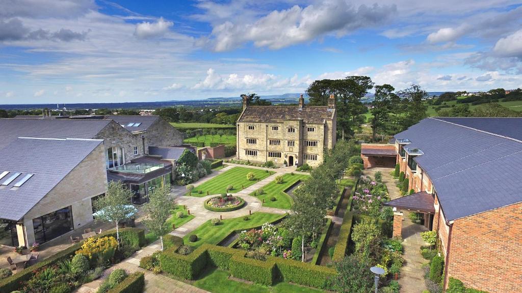 Stanley House Hotel & Spa في بلاكبيرن: اطلالة جوية على منزل مع حديقة