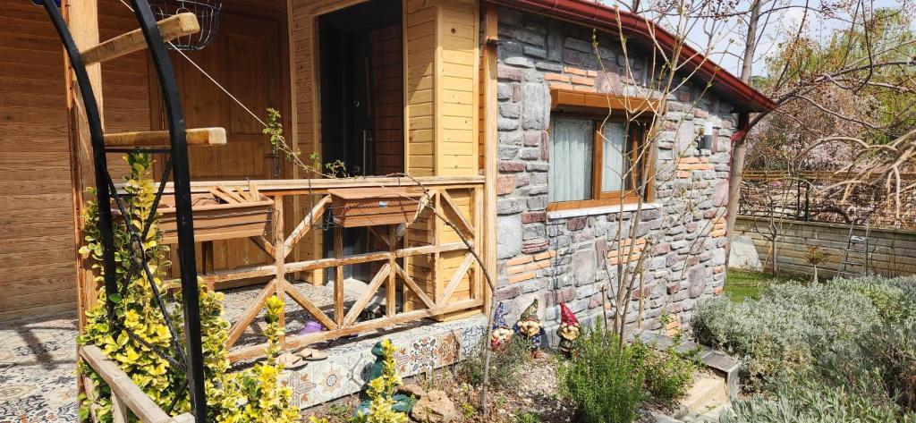 ein Gebäude mit seitlicher Veranda in der Unterkunft Silenos Bungalow Stone House in Konya