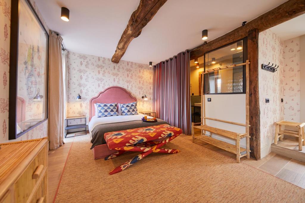 1 dormitorio con 1 cama y 1 mesa en una habitación en THE PINTA Boutique Hotel, en Armamar