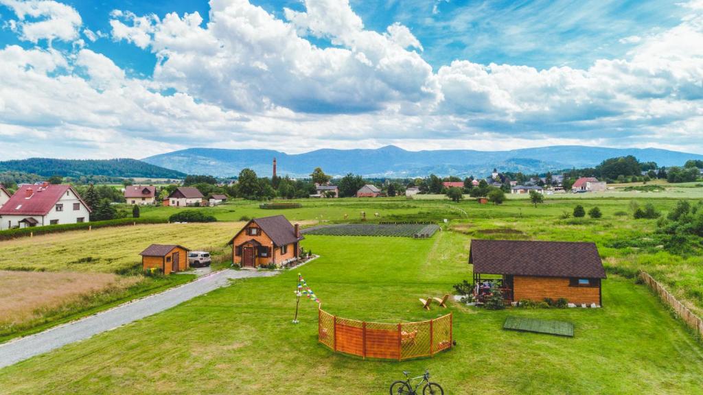 uma vista aérea de um campo com uma casa e um celeiro em Browarówka em Łomnica