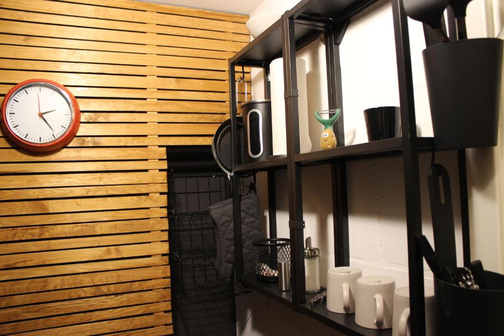 Příslušenství pro přípravu čaje a kávy v ubytování KLEINE SOUTERRAIN WOHNUNG NÄHE HAMBURG
