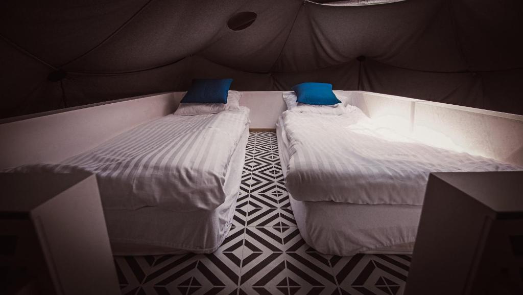 Postel nebo postele na pokoji v ubytování Salinko Glamping