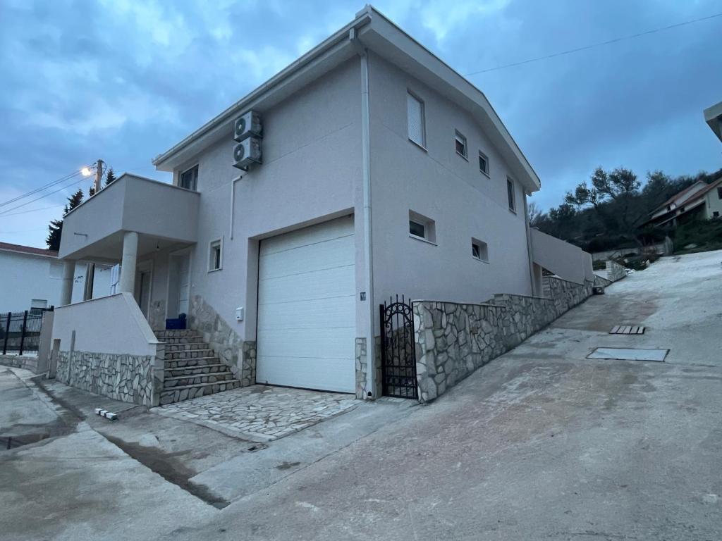El edificio en el que está la villa