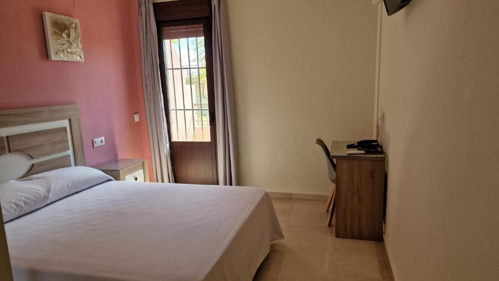 Postel nebo postele na pokoji v ubytování HOTEL NUEVO ESPARTINAS