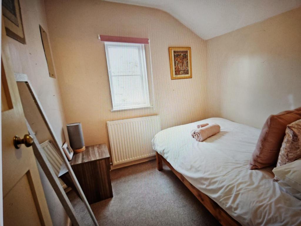 Postel nebo postele na pokoji v ubytování Cherry Blossom Cottage ,4 Cherry Street , Old Town ,Stratford Upon Avon