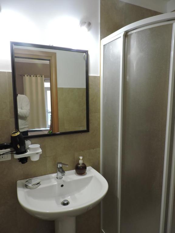 Bagno di Monolocale Via Cerquiglia, 136