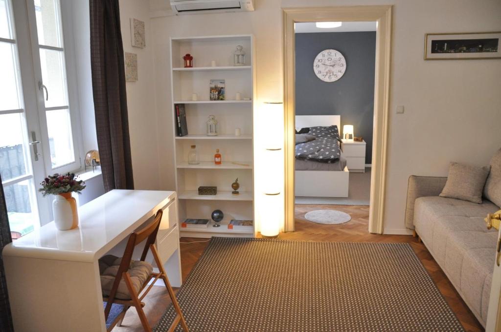 - un salon avec une table et un canapé dans l'établissement Apartment Passage Inn, à Zagreb