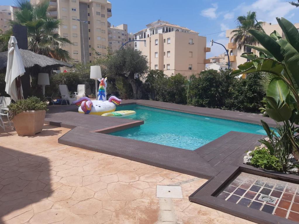 una piscina en medio de una ciudad en Sol-Paraíso, en La Manga del Mar Menor