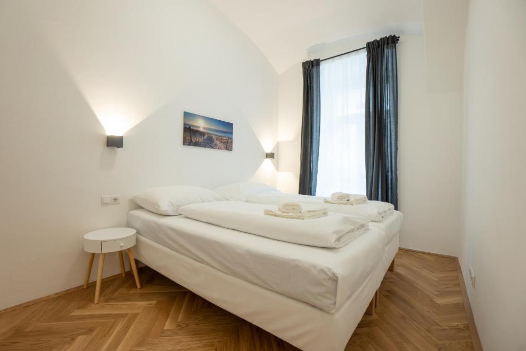 A bed or beds in a room at Modern hotel-styled apartment in the second district of Vienna.