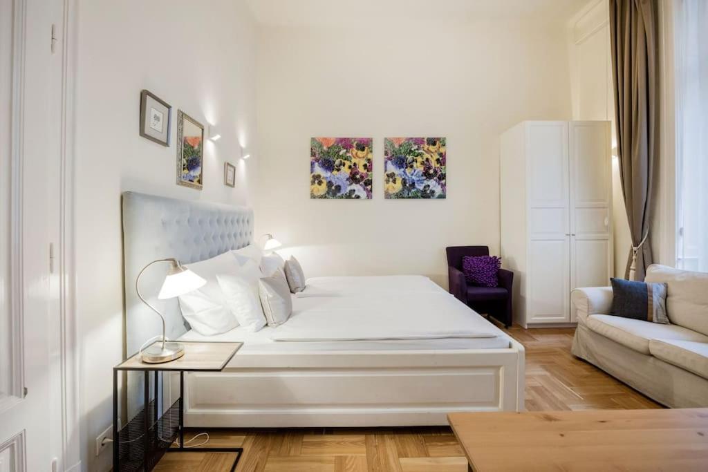 A bed or beds in a room at Klarahome Apartment