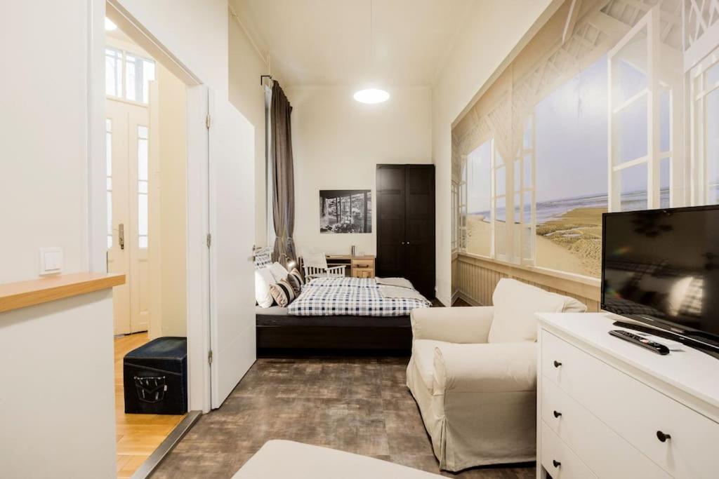 A television and/or entertainment centre at Klarahome Apartment