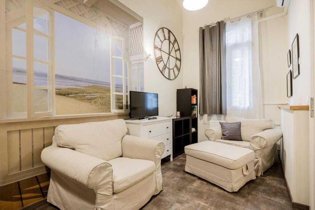 A television and/or entertainment centre at Klarahome Apartment