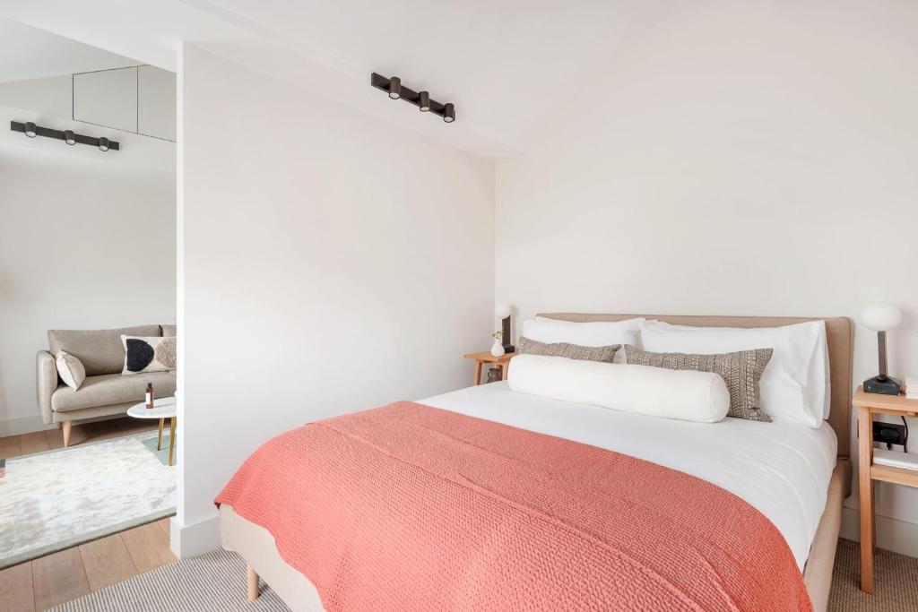 a bedroom with a bed with a red blanket at Notting Hill Gate Residence VI in London