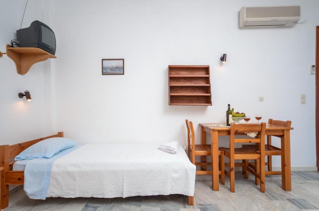 Postel nebo postele na pokoji v ubytování Golden Beach Glyfada Studios