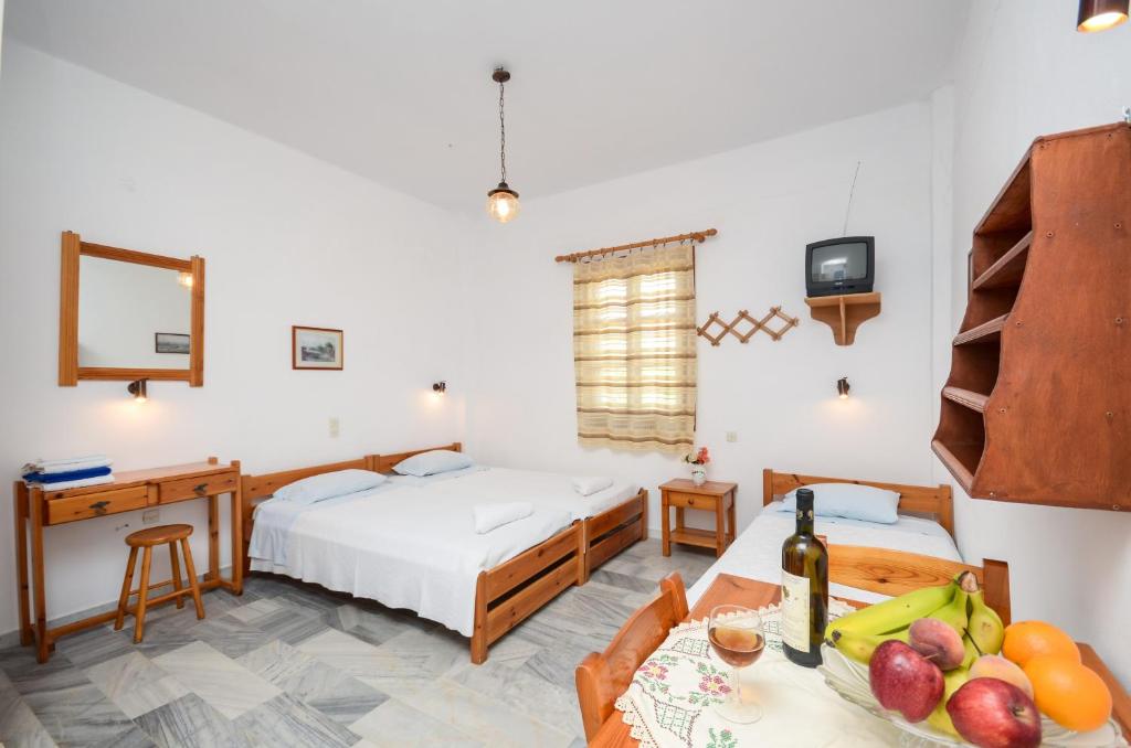 Postel nebo postele na pokoji v ubytování Golden Beach Glyfada Studios