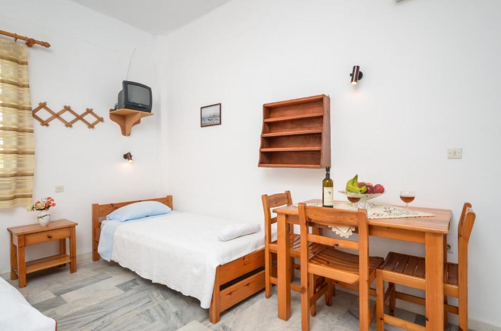 Postel nebo postele na pokoji v ubytování Golden Beach Glyfada Studios