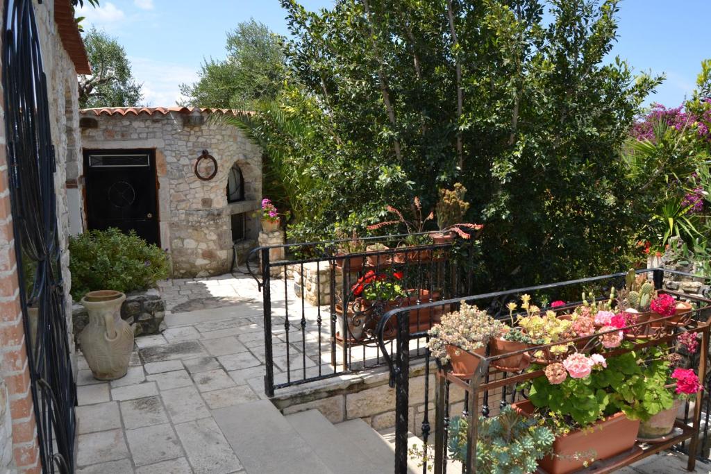 einen Garten mit Blumen und Pflanzen auf einer Terrasse in der Unterkunft Case Vacanza la Greppia in Rodi Garganico