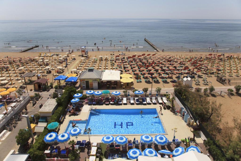 une vue aérienne d'une plage avec une piscine et des parasols dans l'établissement Hotel Panama, à Lido di Jesolo
