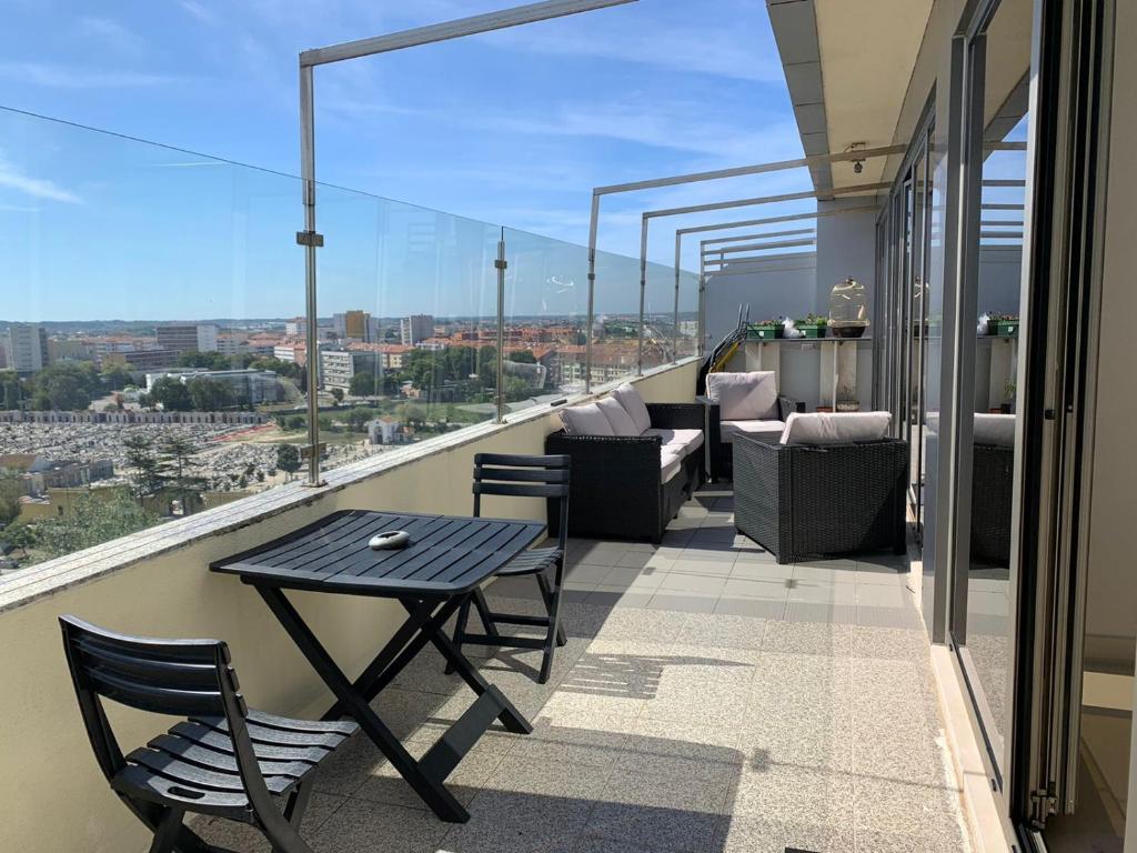 a balcony with a table and chairs on a building at A MINHA ALEGRE CASINHA in Aveiro