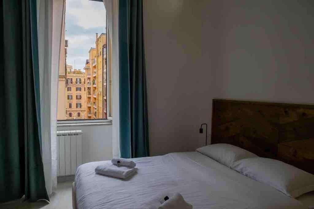 una camera da letto con un letto e una grande finestra di COLOSSEUM LUXURY HOME a Roma