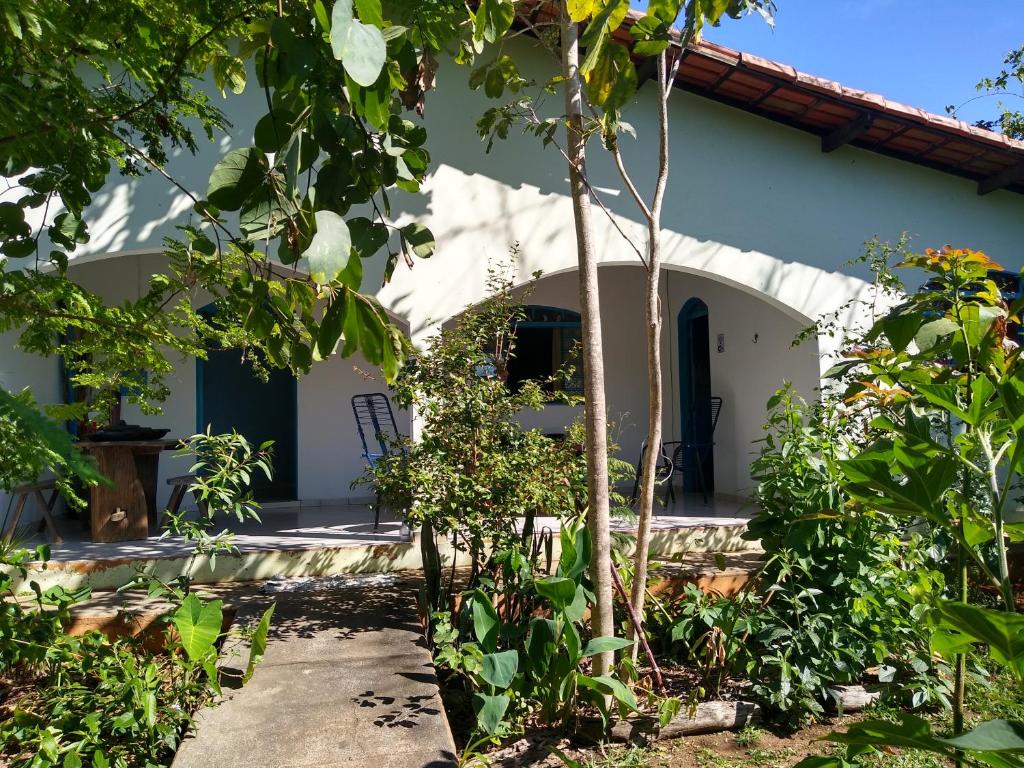 vistas a la casa desde el jardín en Casa dos Buritis-no centro turístico en Alto Paraíso de Goiás