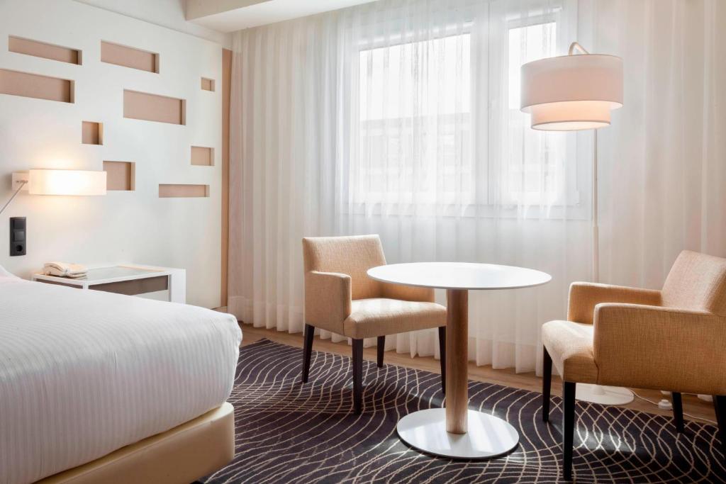 A bed or beds in a room at Madrid Marriott Auditorium Hotel & Conference Center
