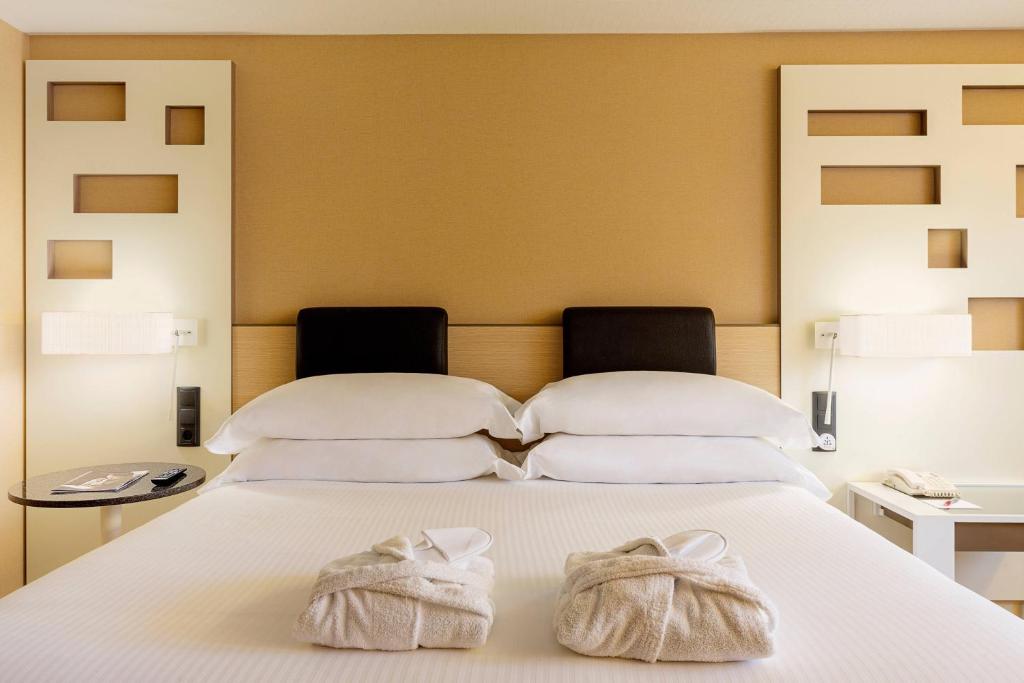 A bed or beds in a room at Madrid Marriott Auditorium Hotel & Conference Center