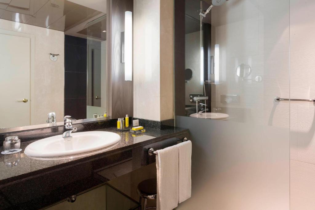 A bathroom at Madrid Marriott Auditorium Hotel & Conference Center