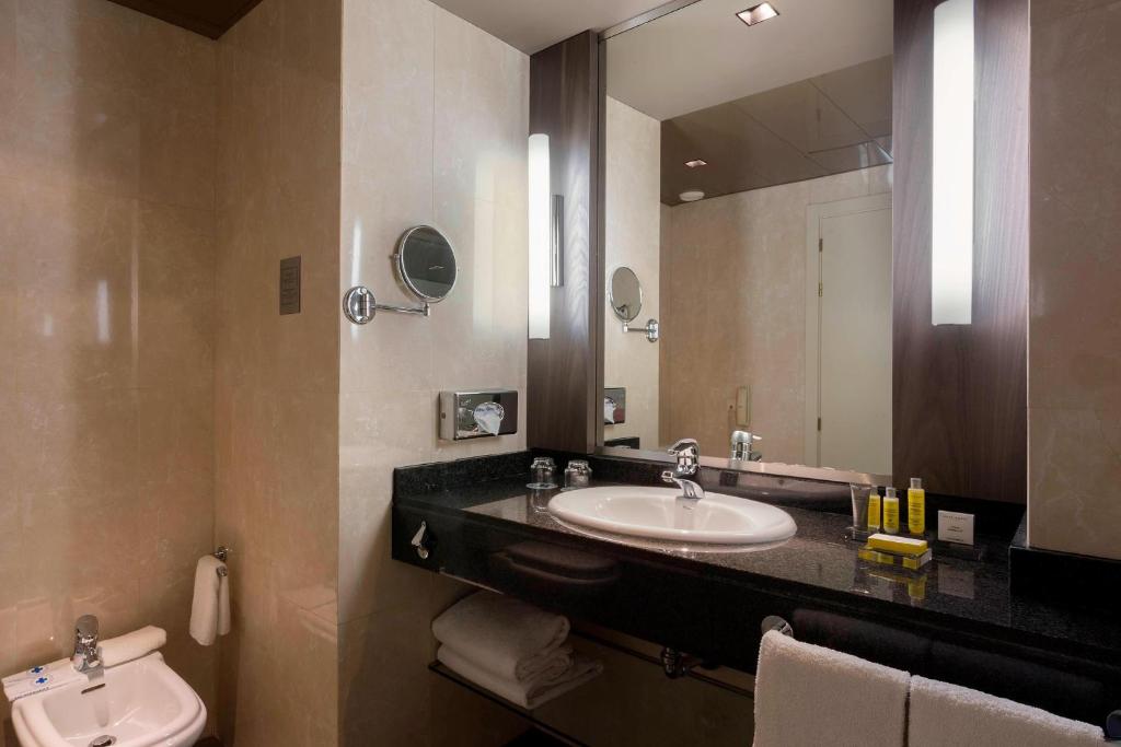 A bathroom at Madrid Marriott Auditorium Hotel & Conference Center