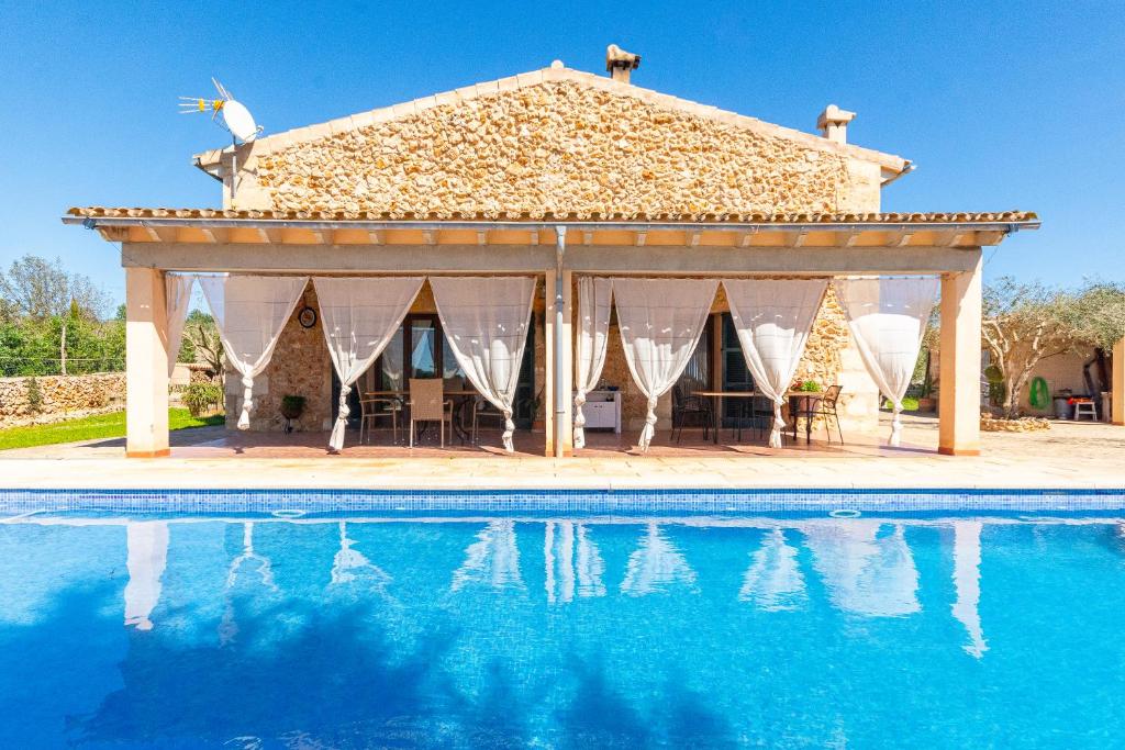 een villa met een zwembad voor een huis bij Sa ROTA in Santa Margarita