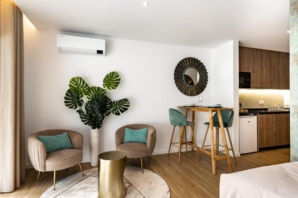 Una sala de estar con dos sillas y una mesa. en Marinha Grande apartamentos N5 ICE, en Marinha Grande