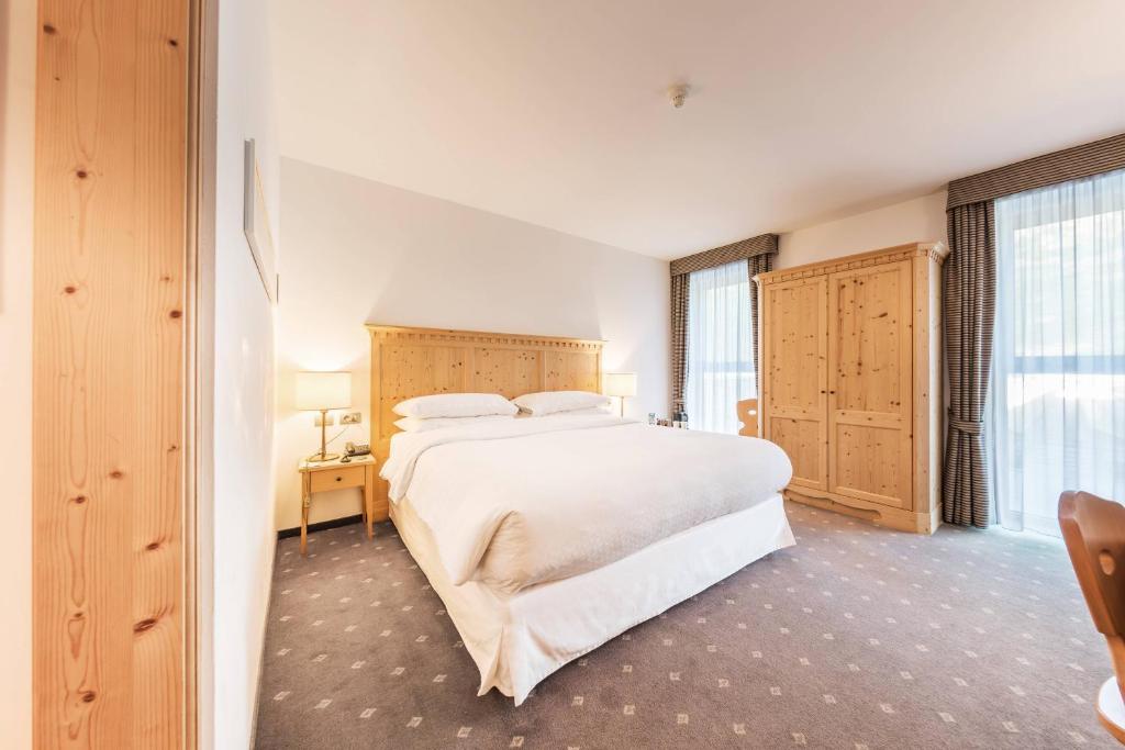 Łóżko lub łóżka w pokoju w obiekcie Four Points Sheraton Bolzano Bozen