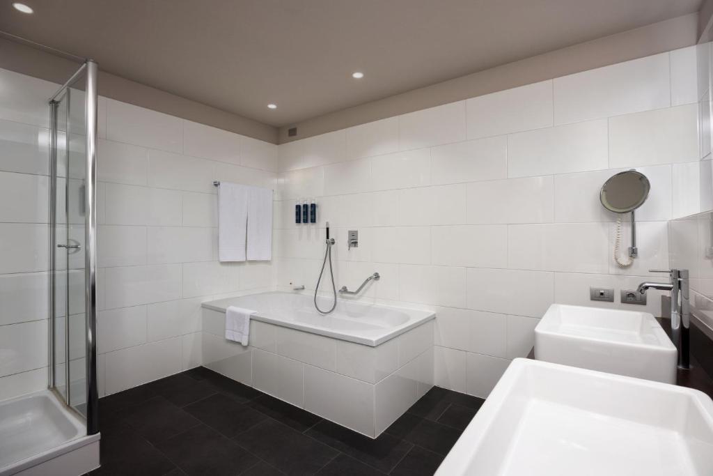 Łazienka w obiekcie Four Points Sheraton Bolzano Bozen