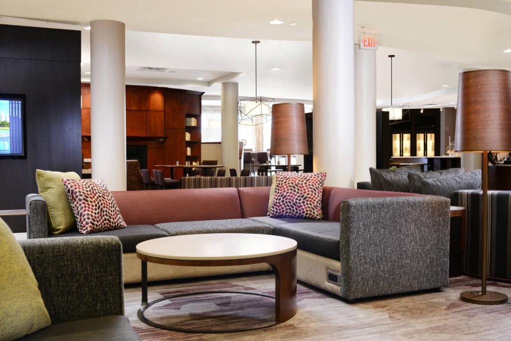 - un salon avec un canapé et une table dans l'établissement Courtyard Marriott Houston Pearland, à Pearland