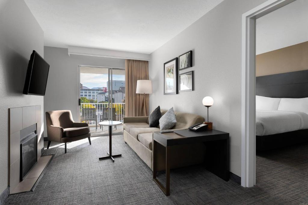 une chambre d'hôtel avec un canapé et un lit dans l'établissement Residence Inn by Marriott Salt Lake City Downtown, à Salt Lake City