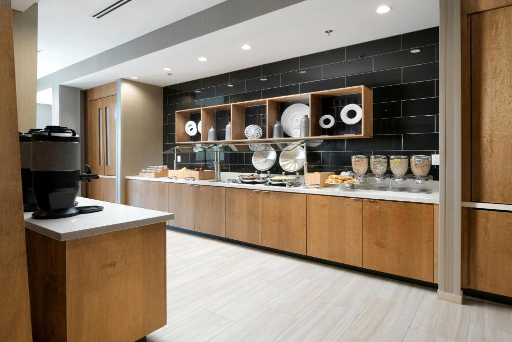 Příslušenství pro přípravu čaje a kávy v ubytování SpringHill Suites by Marriott Texas City