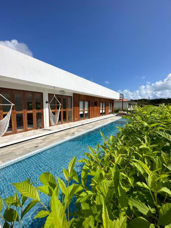 una piscina frente a un edificio en Casa Ibiza - Pipa ''Luxurious 3-Bedroom Villa with pool'' en Pipa