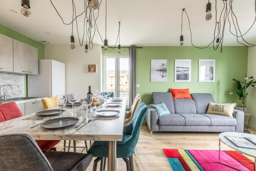 - une salle à manger avec une table et un canapé dans l'établissement New F5 Neuf Cosy Lumineux proche siége Michelin, à Clermont-Ferrand