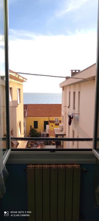 Blick aus dem Fenster eines Zimmers mit Balkon in der Unterkunft ViaRoma60_CasaVacanze in Ospedaletti