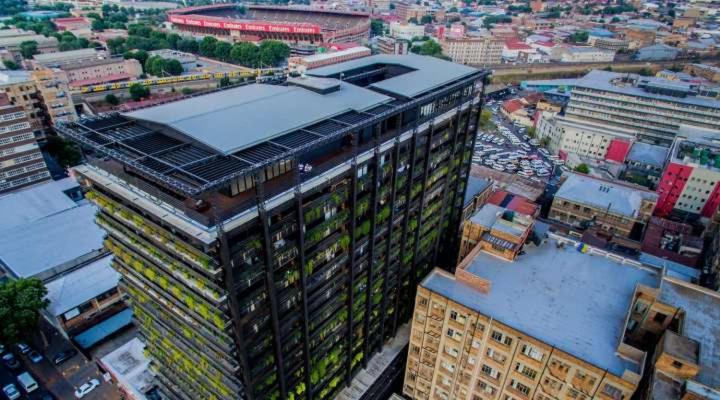 widok na wysoki budynek w mieście w obiekcie Hallmark Apartment Urban City Stay w mieście Johannesburg