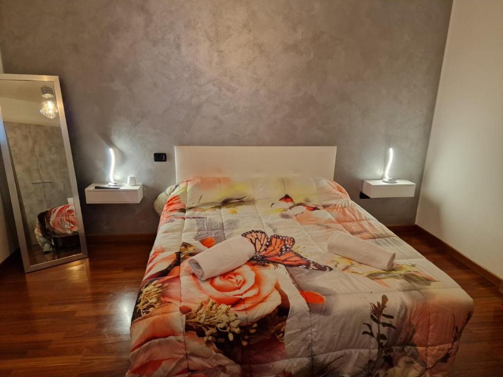 uma cama num quarto com duas velas no chão em Appartamento Vacanze Euganea em Rovolon