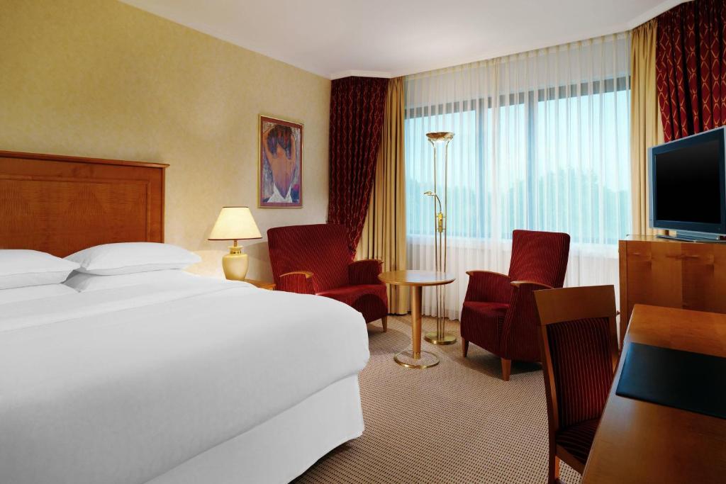 TV a/nebo společenská místnost v ubytování Sheraton Essen Hotel
